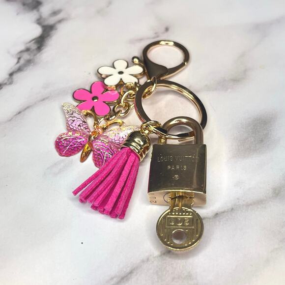 Louis Vuitton Lock & Key #201 w/ a Pink Butterfly, Daisy, Tassel Charm Keychain - Picture 5 of 5